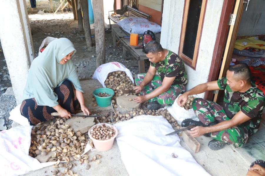 Di Tengah Pengerjaan TMMD, Satgas Kodim 0102/Pidie Luangkan Waktu Bantu Warga Kupas Pinang