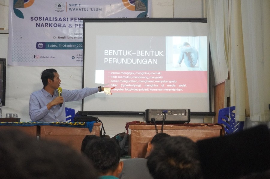 Sosialisasi Anti Narkoba dan Perundungan di SMPIT Wahatul ‘Ulum, Dr. Ragil Ibnu Hajar Didapuk Jadi Pembicara