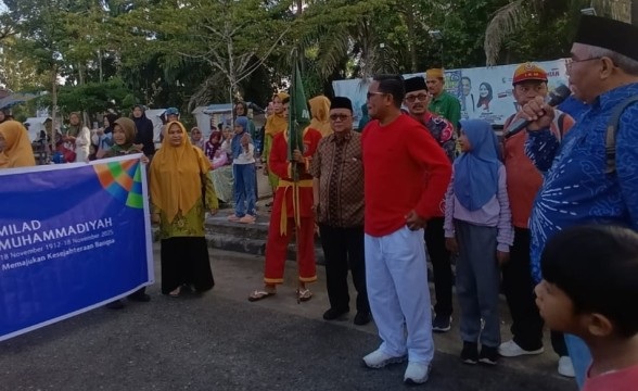 Milad Muhammadiyah ke-113,  Bupati Zukri Lepas Peserta Pawai Taaruf