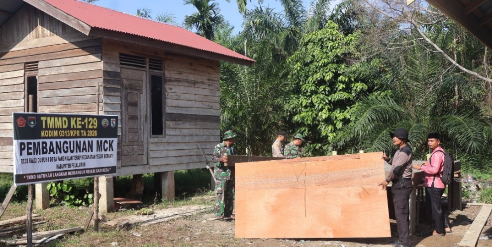 Wujudkan Lingkungan Sehat, Sinergi Tni/Polri di TMMD Ke 129 Pacu Pembangunan MCK di Desa Pangkalan Terap