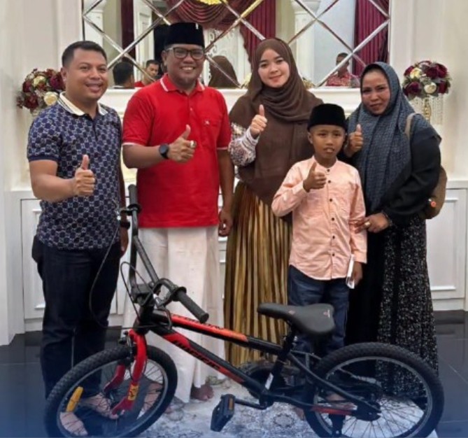 Patriot Cilik Pelalawan, Viral Hadir Sendiri di Upacara, Kini Dapat Hadiah Sepeda dari Bupati Pelalawan