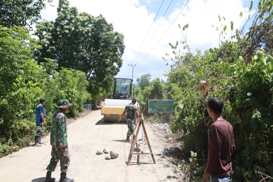 Utamakan Keselamatan Warga, Satgas TMMD ke-129 Kodim 0102/Pidie Pasang Portal dan Rambu di Lokasi Pengerasan Jalan