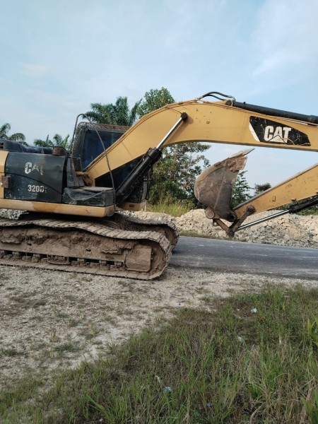 Jaga Kelancaran Pasokan Material, Satgas TMMD Ke-129 Kodim 0313/KPR Terus Perbaikan Jembatan Penyeberangan Sementara