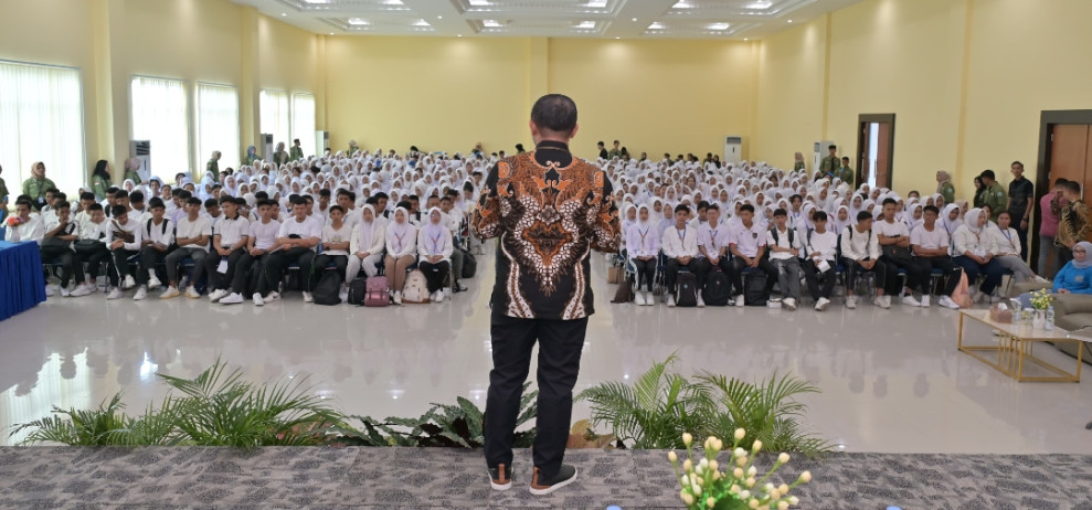 Anggota DPR RI Abdul Wahid Bakar Semangat Ribuan Mahasiswa Baru Ikes Payung Negri