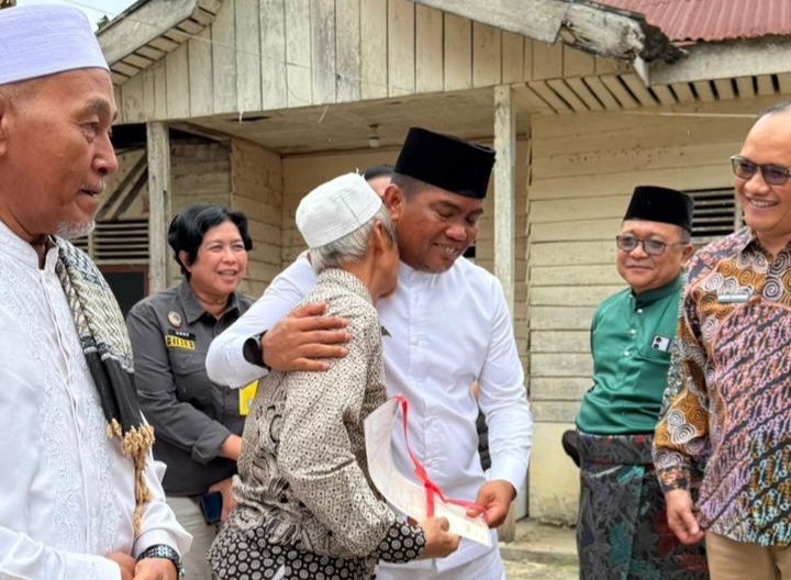 Bupati Pelalawan Bagikan 236 Sertifikat Tanah Gratis