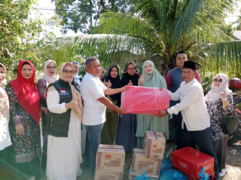 Ketua TP PKK Pelalawan Didampingi Camat dan Lurah Serahkan Bantuan Korban Bencana Angin Puting Beliung
