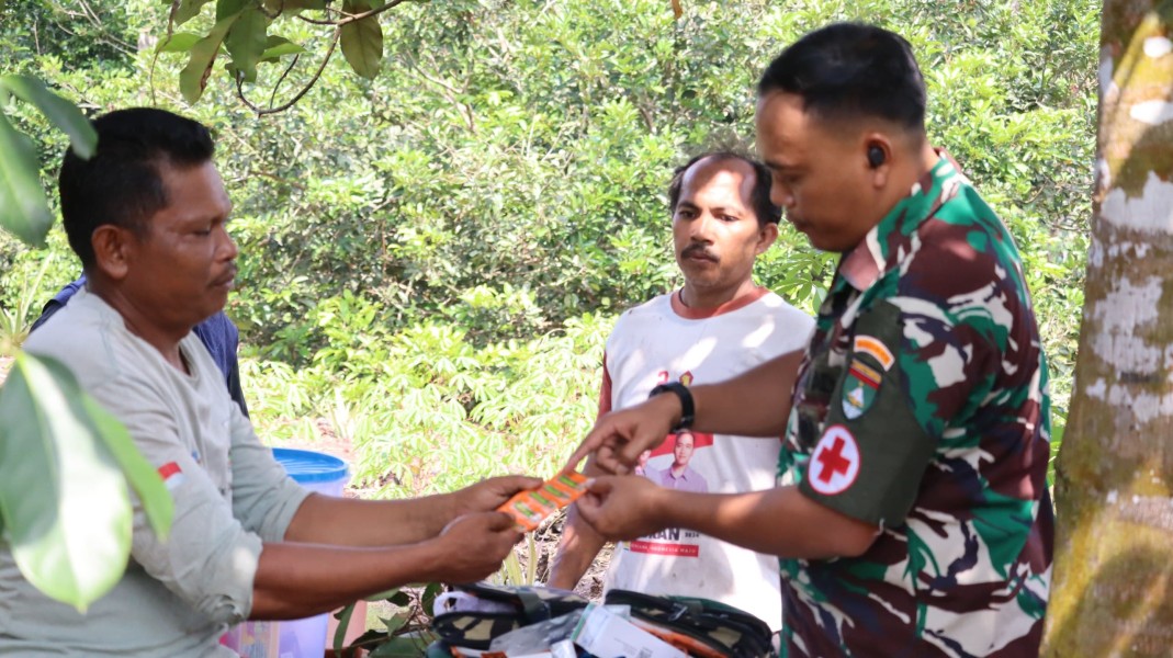 Sentuh Masyarakat Pesisir, Timkes TMMD Ke-129 Kodim 0313/KPR Gelar Pemerikaaan Kesehatan Masyarakat