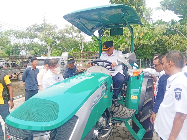 Bupati Bistamam Uji Coba Drone Pertanian Bantuan Kementan RI
