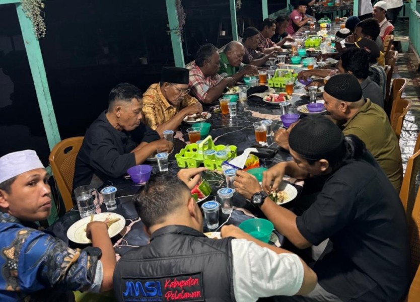 JMSI Pelalawan Gelar Bukber dan Berbagi, 30 Paket Sembako Disalurkan ke Tukang Becak