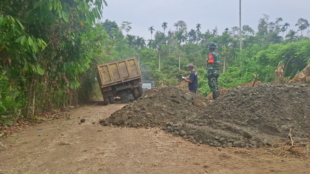 Distribusi Batu dan Pasir Dipercepat, Pengerasan Jalan TMMD Ke-129 Berjalan Sesuai Target