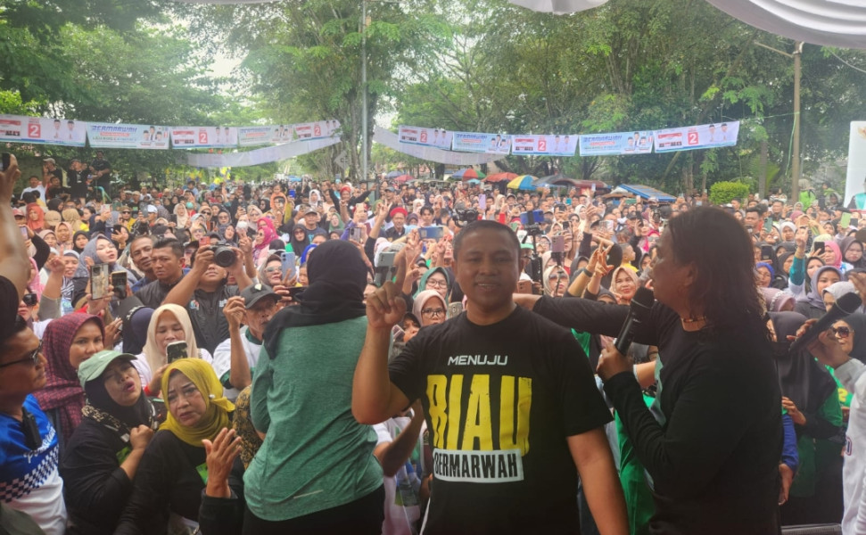 Abdul Wahid Pulang ke Inhil, Ribuan Warga Ikut Ramaikan Senam Sehat Fermadani - Bermarwah