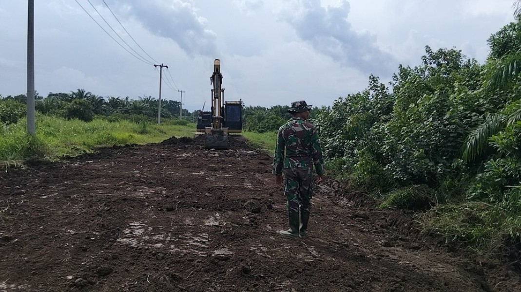 Masuki Sektor Kritikal, Satgas TMMD ke 129 Kodim 0313/KPR Timbun Jalan Sepanjang 230 Meter di Pangkalan Terap