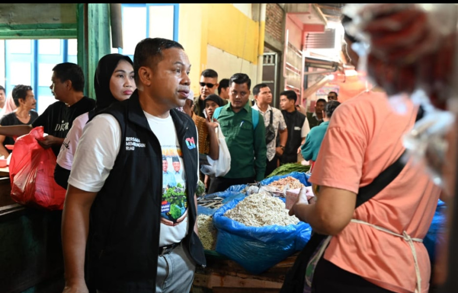 Blusukan ke Pasar Ujung Batu, Abdul Wahid Janji Stabilkan Harga Pasar