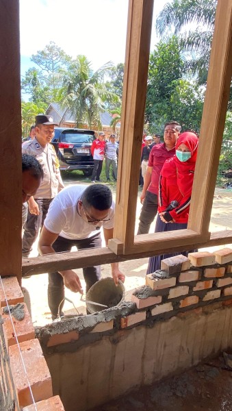 Bupati Zukri Gotong Royong Bedah Rumah Di Kelurahan Sei Kijang